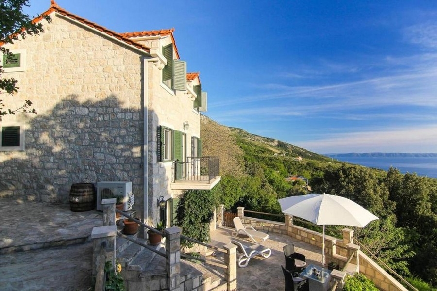Casa in pietra con vista mare in vendita in Croazia.