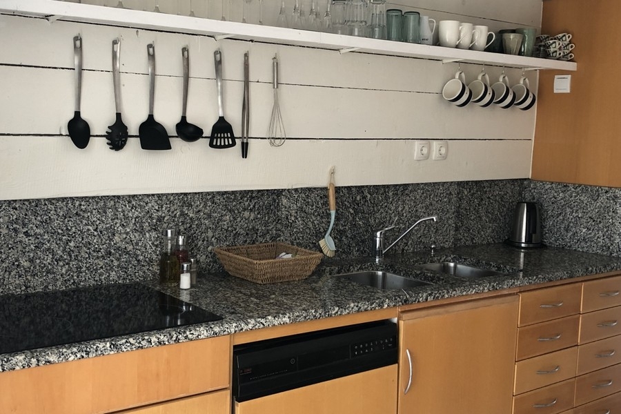 Cucina con piano in granito e ante in legno