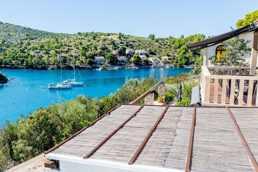 Vista mare dal balcone della casa H3830 a Brac in Croazia.