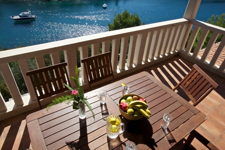 Terrazza con tavolo e vista mare sulla baia