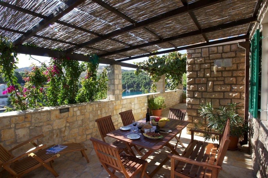 Terrazza coperta in pietra naturale con salotto