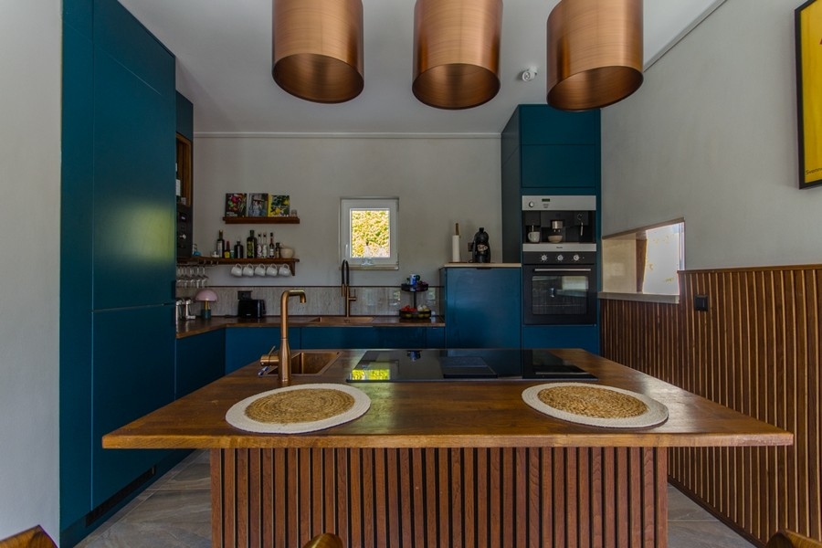 Cucina con isola e lampade in rame