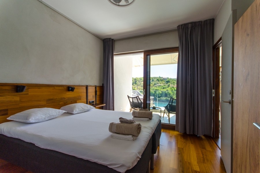 Camera da letto con balcone e vista sul verde