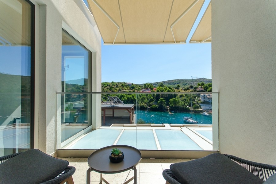 Balcone con salotto e vista sulla baia