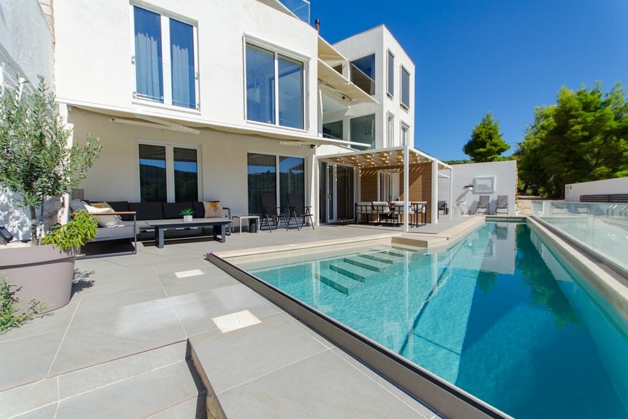 Villa con piscina in vendita in Croazia sull'isola di Brac, Dalmazia.