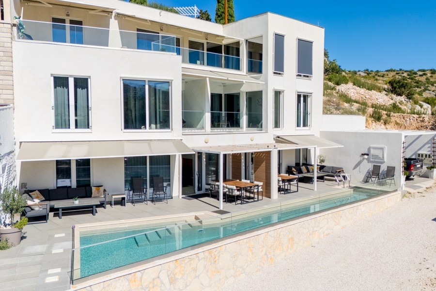 Villa con più unità abitative in vendita in Croazia a Brac - H3831.