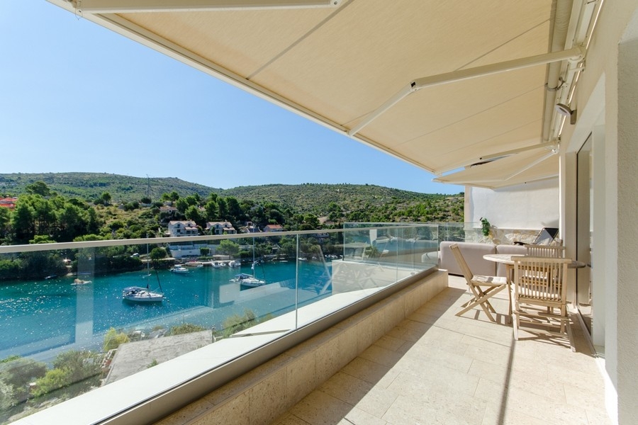 Balcone con parapetto in vetro e vista sulla baia di Brac