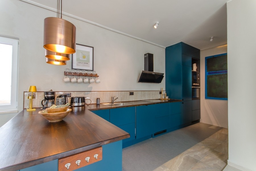 Cucina moderna con isola e piano di lavoro in legno