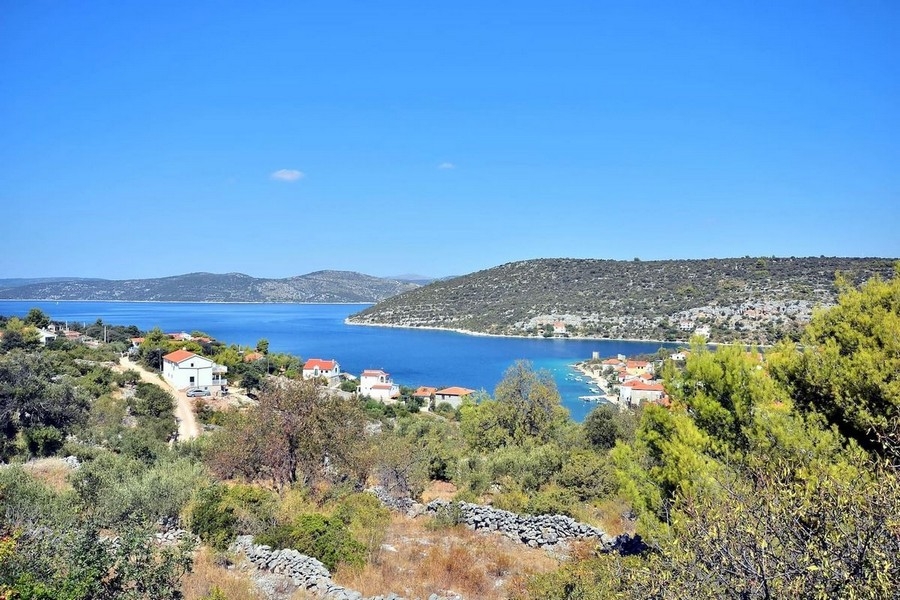 Vista sugli ulivi e sulle case fino alla baia tranquilla