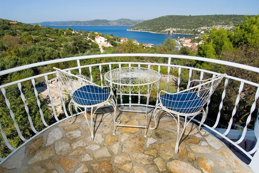 Vista mare dal balcone della casa H3832 vicino a Trogir in Croazia.