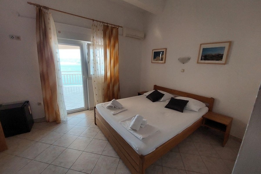 Camera d'albergo con balcone e vista mare
