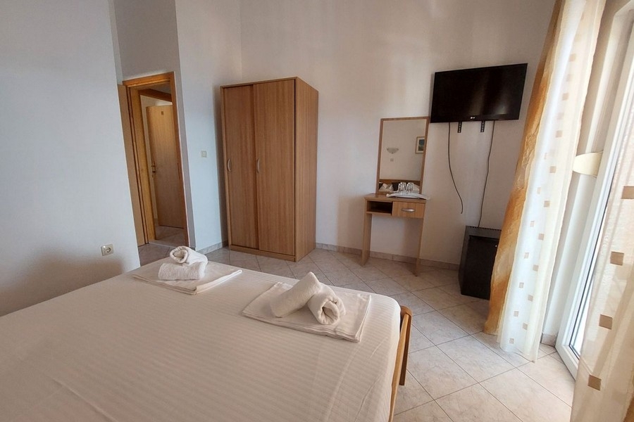 Camera d'albergo con televisore e balcone