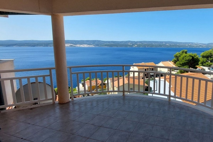 Vista mare dell'hotel H3834, in vendita vicino a Omis in Croazia.