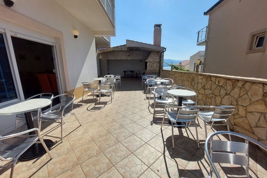 Terrazza del ristorante con posti a sedere