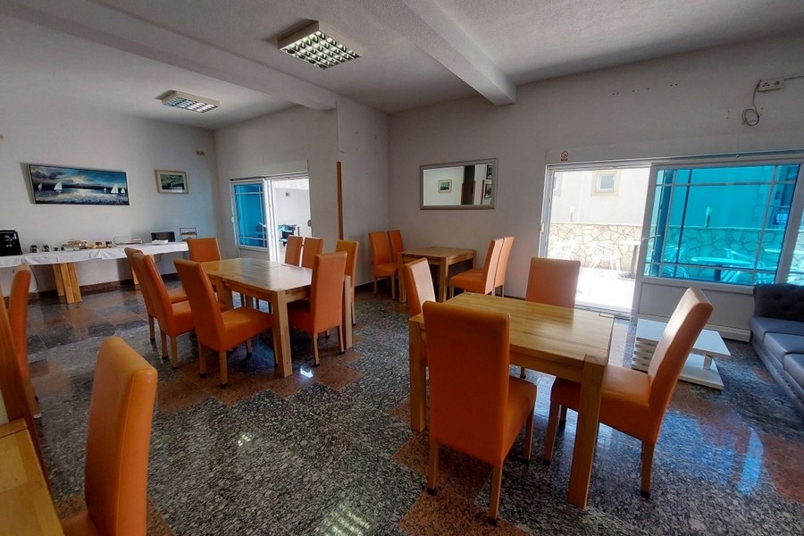 Interno del ristorante con tavoli