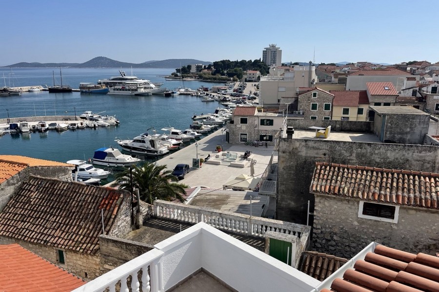 Vista sui tetti verso il porto e gli yacht