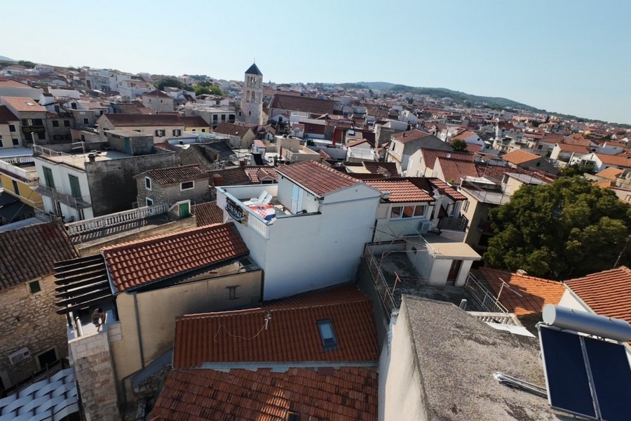 Casa con appartamenti in vendita a Vodice, Dalmazia.