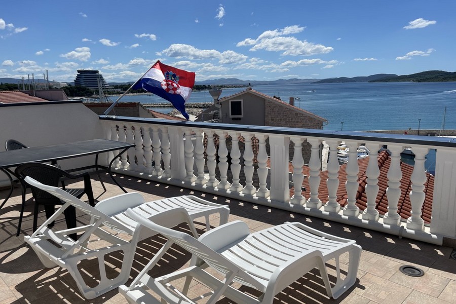 Terrazza con lettini prendisole e vista mare in Croazia