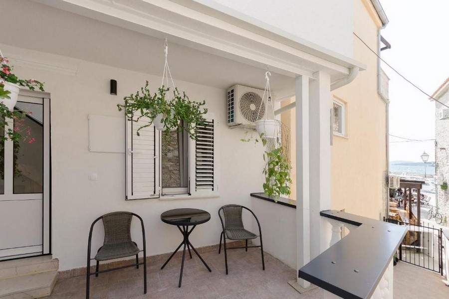 Terrazza coperta con posti a sedere e vista sul mare