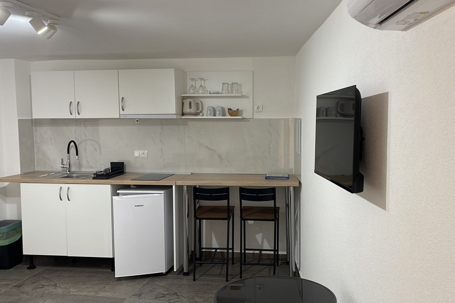 Cucina con bancone e TV nell'appartamento in Croazia