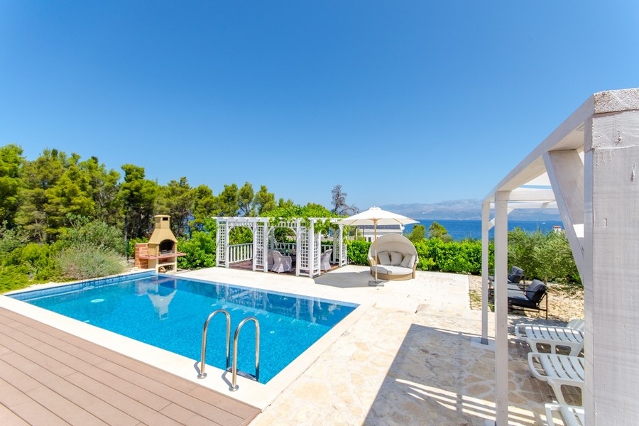 Casa con piscina in vendita sull'Isola di Brac.