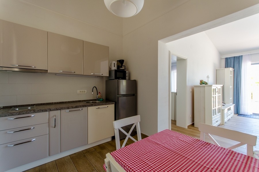Cucina con zona pranzo e vista sul soggiorno