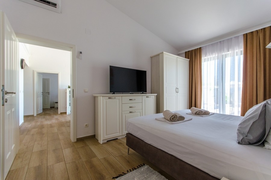 Camera da letto con letto matrimoniale e accesso al balcone