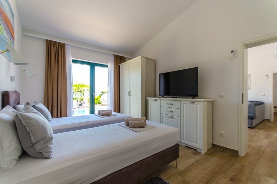 Camera da letto con due letti singoli e vista sulla terrazza