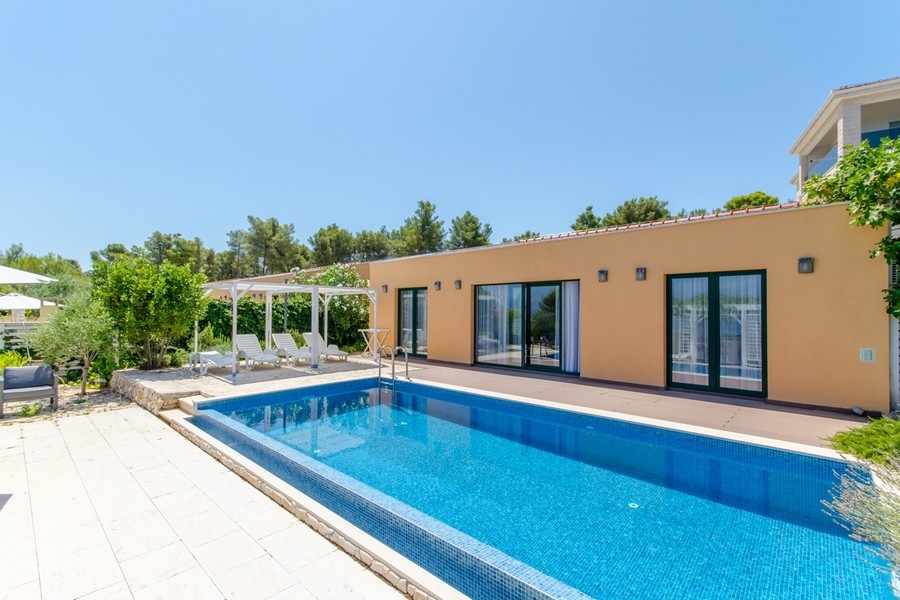 Bungalow con piscina vicino al mare in vendita in Croazia - Panorama Scouting H3836.