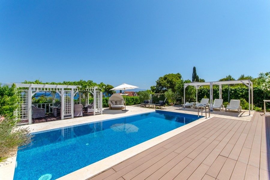 Piscina con terrazza solarium - casa H3836 a Brac in Croazia.