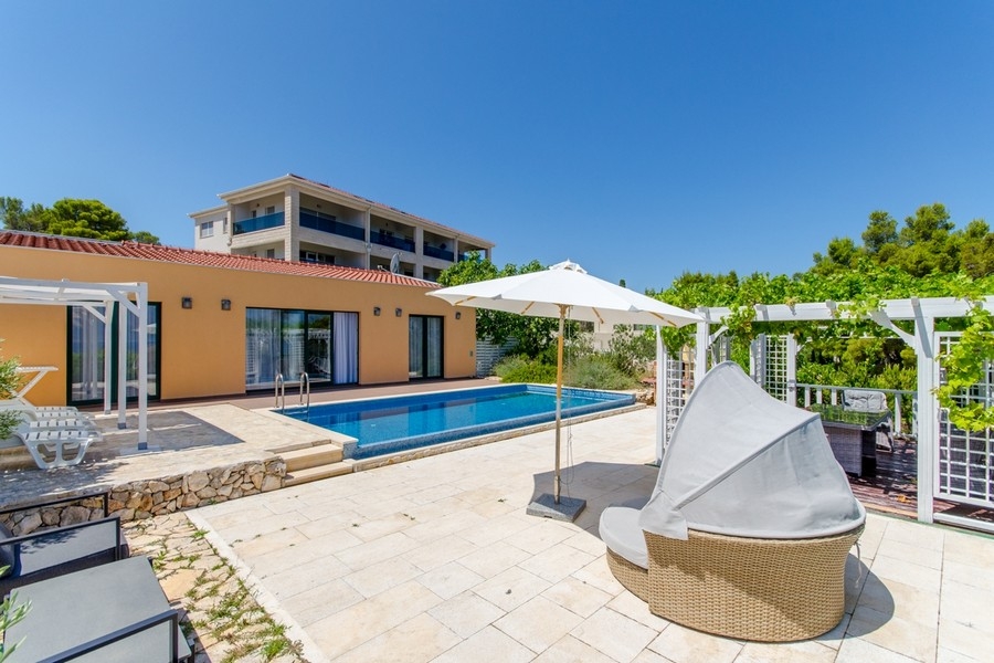 Villa con piscina e terrazza solarium a Brac