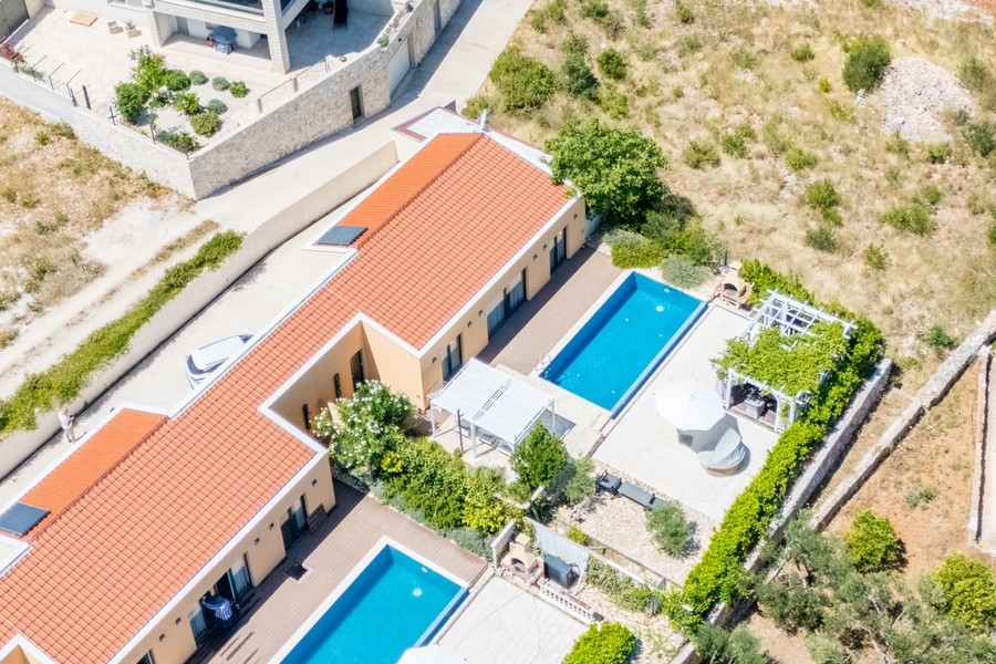 Vista aerea della villa con due piscine e terrazze