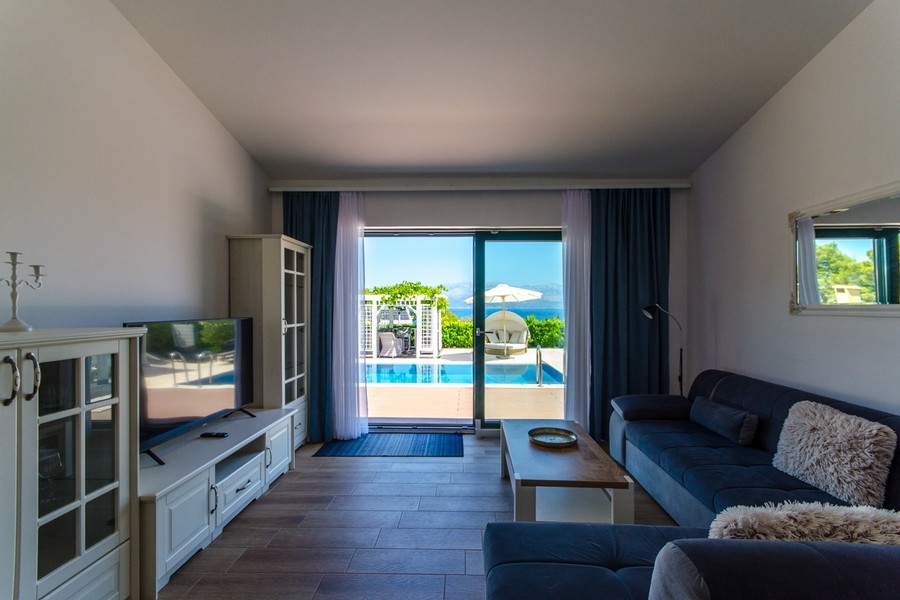 Soggiorno con accesso alla terrazza e vista sulla piscina