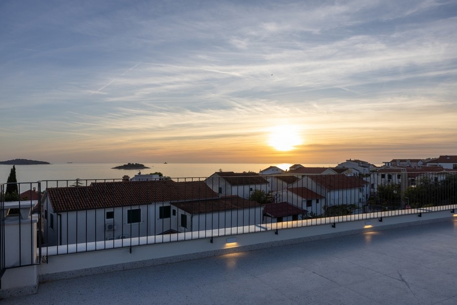 Terrazza sul tetto con vista mare dell'immobile H3837, Rogoznica, Dalmazia.