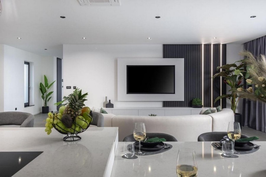 Soggiorno con zona TV in una villa moderna