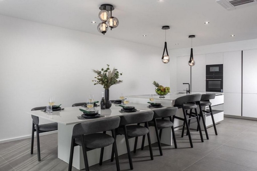Zona pranzo e cucina in una villa moderna