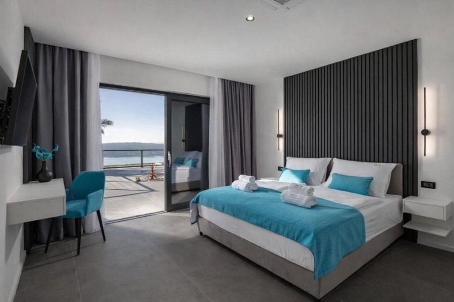 Camera da letto con vista mare e accesso alla terrazza