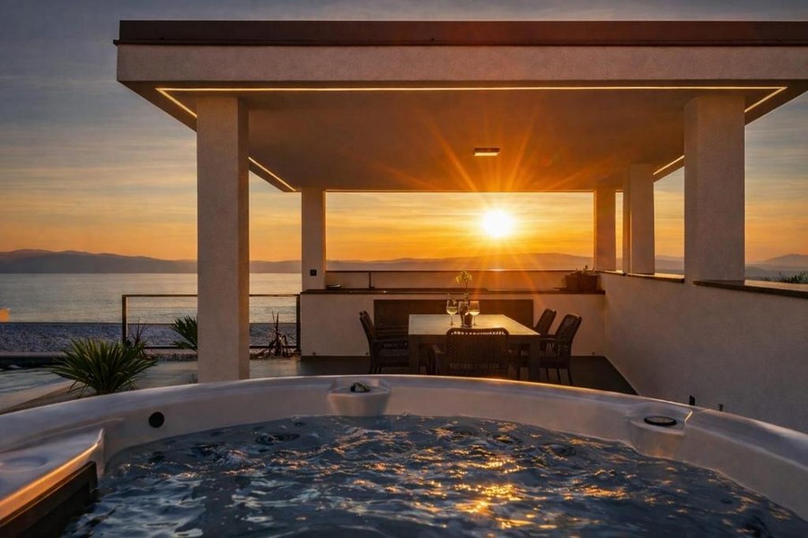 Jacuzzi sulla terrazza sul tetto con vista mare al tramonto