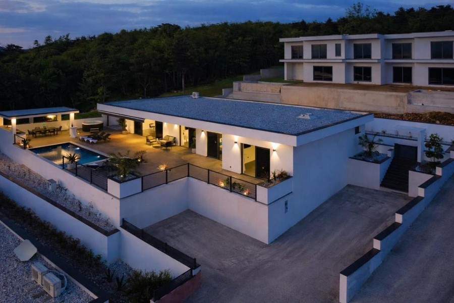 Villa moderna con terrazza della piscina e vista mare a Crikvenica