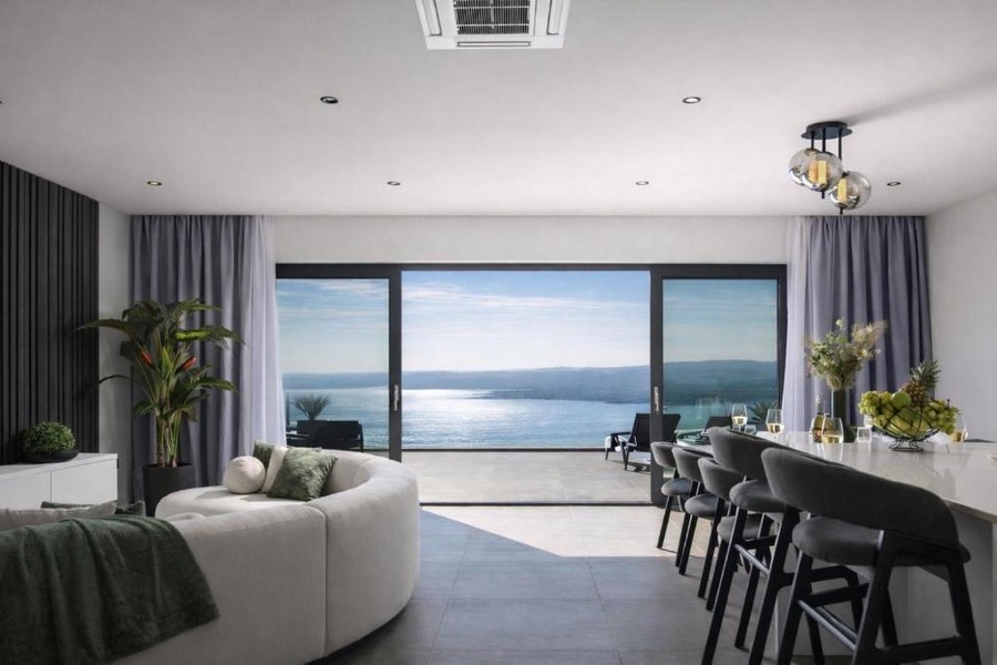 Zona giorno aperta con vista mare e terrazza