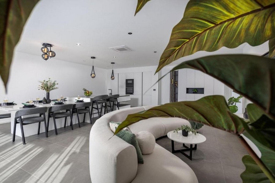 Cucina moderna con zona giorno e vista mare