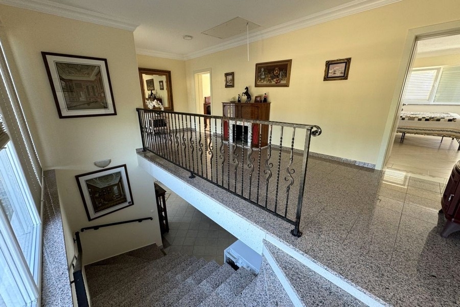 Corridoio al piano superiore con scala