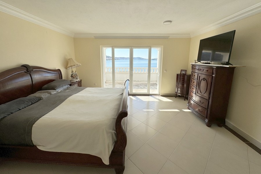 Camera da letto con balcone e vista sul mare