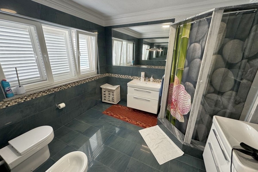 Bagno con doccia e finestra