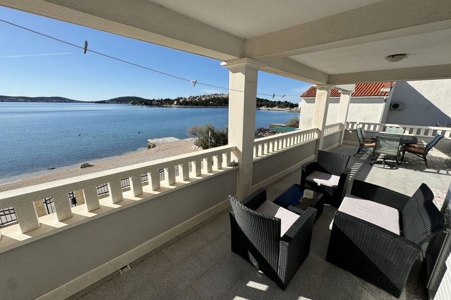 Terrazza con vista mare in prima fila al mare a Rogoznica