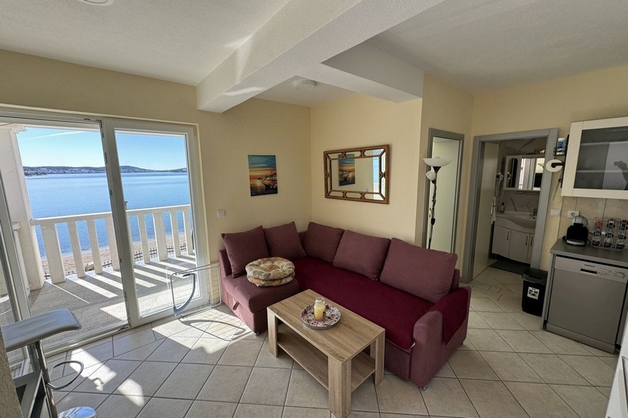 Monolocale con divano e balcone con vista mare
