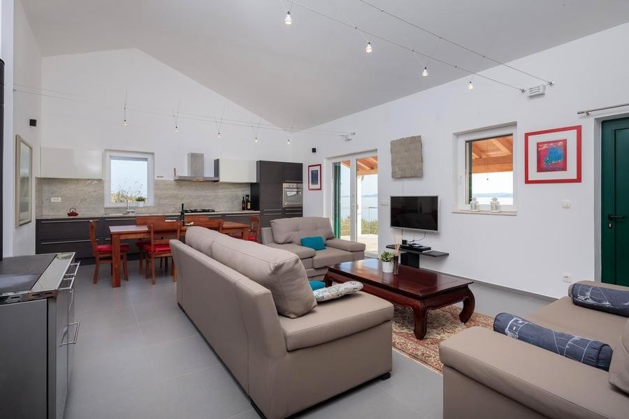 Soggiorno con cucina e vista mare