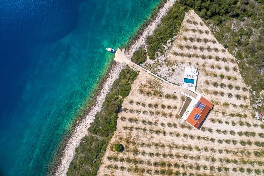 Tenuta con massima privacy su un'isola isolata in Dalmazia