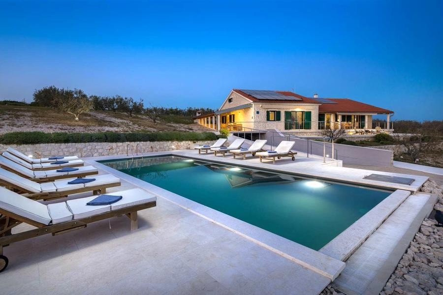 Villa con piscina e vista mare su un'isola vicino a Zadar