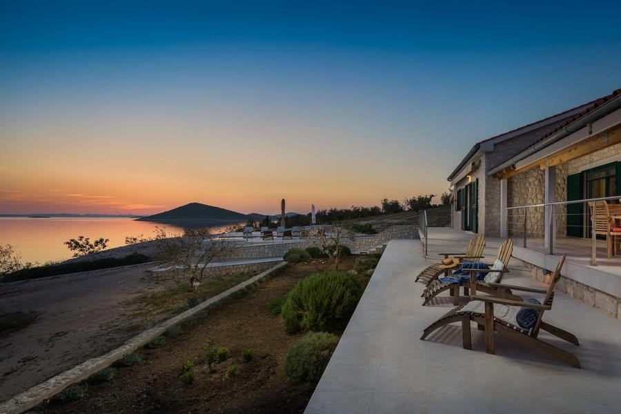 Terrazza della villa con vista mare al tramonto